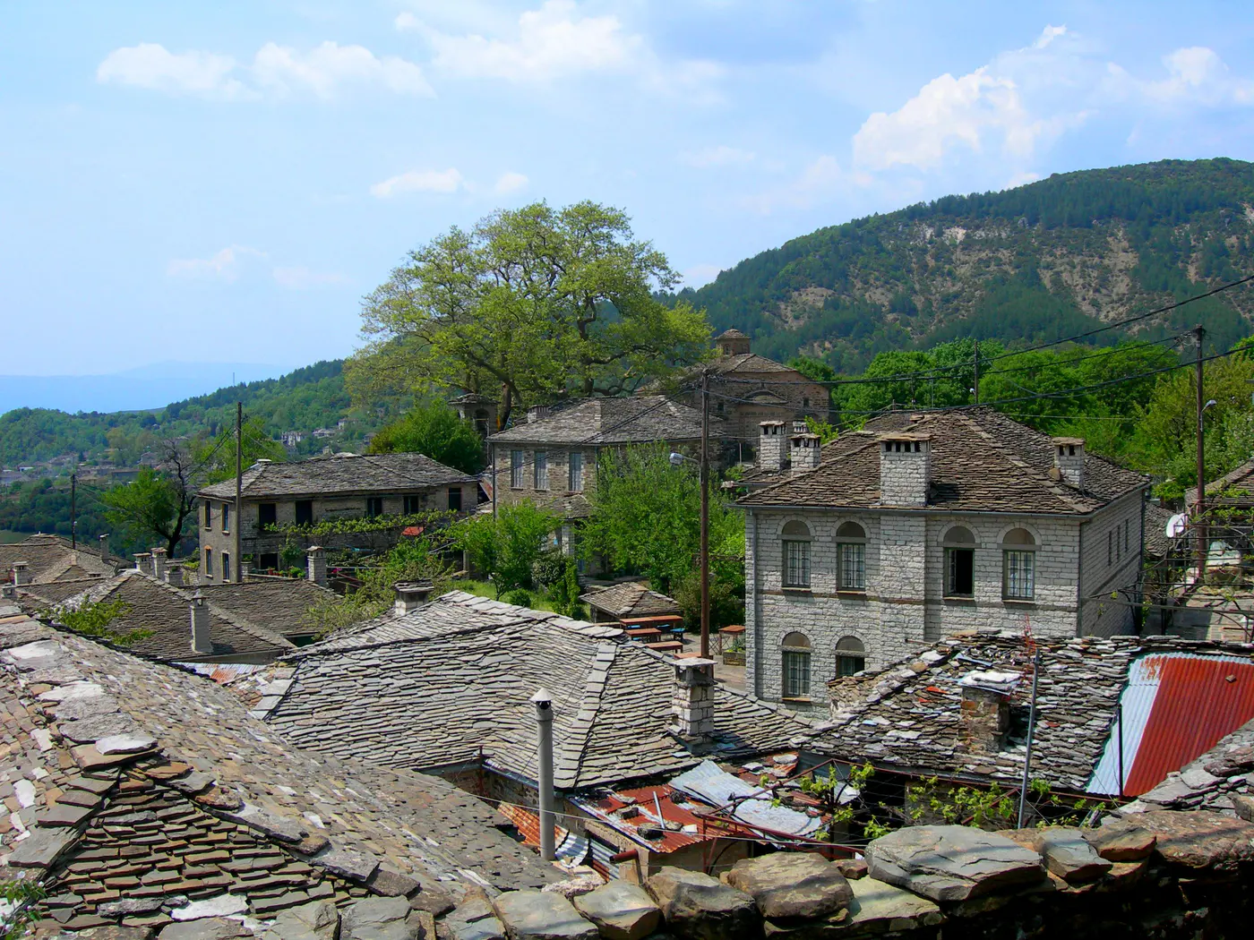 Maisons de pierre et toits de lauzes dans un village du Zagori