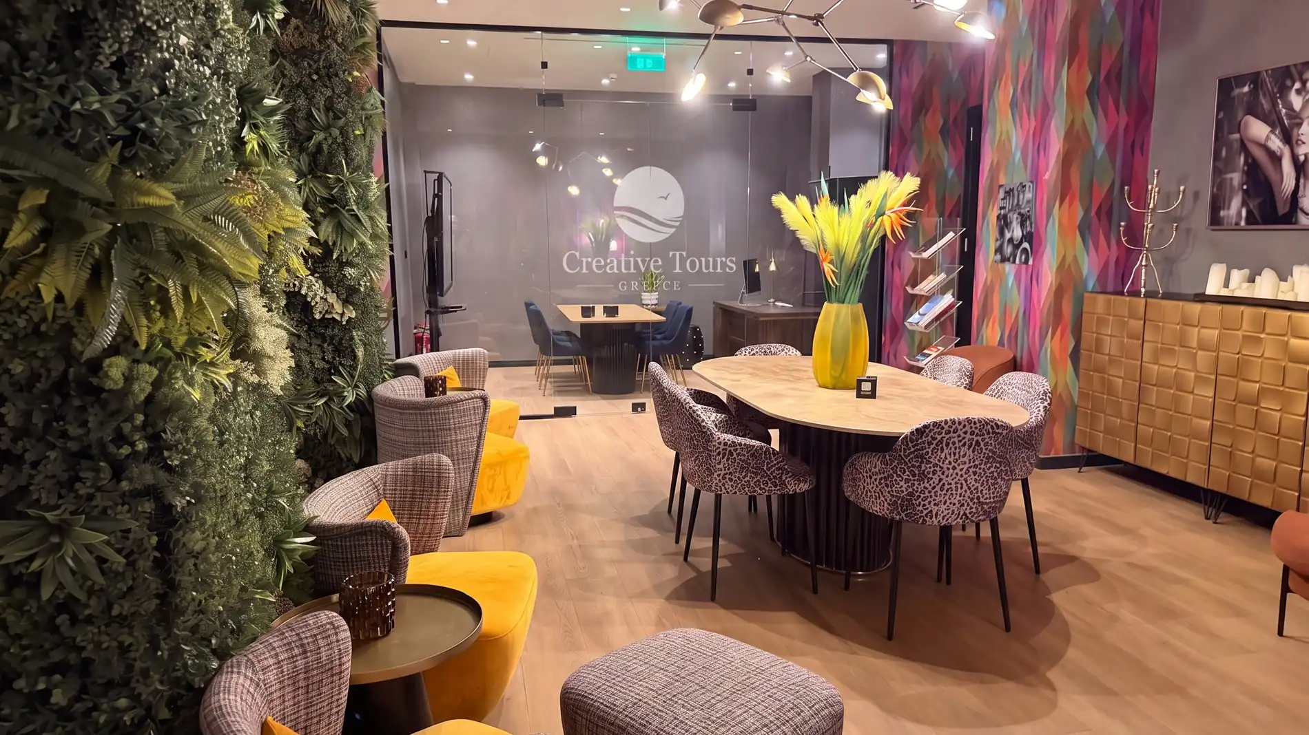 Le salon d'accueil — Mur végétal, fauteuils et grande table de travail